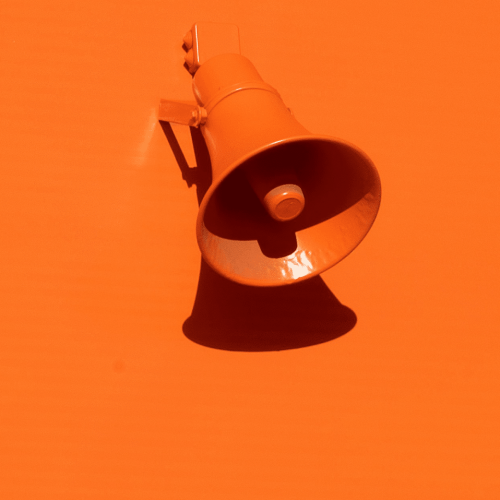 Je vois deux personnes assises à une table, apparemment en train d'avoir une conversation sérieuse. La personne à gauche est un homme, et la personne à droite est une femme. Ils semblent être engagés dans une discussion professionnelle. Il y a des documents et des stylos sur la table. La femme semble concentrée et attentive.