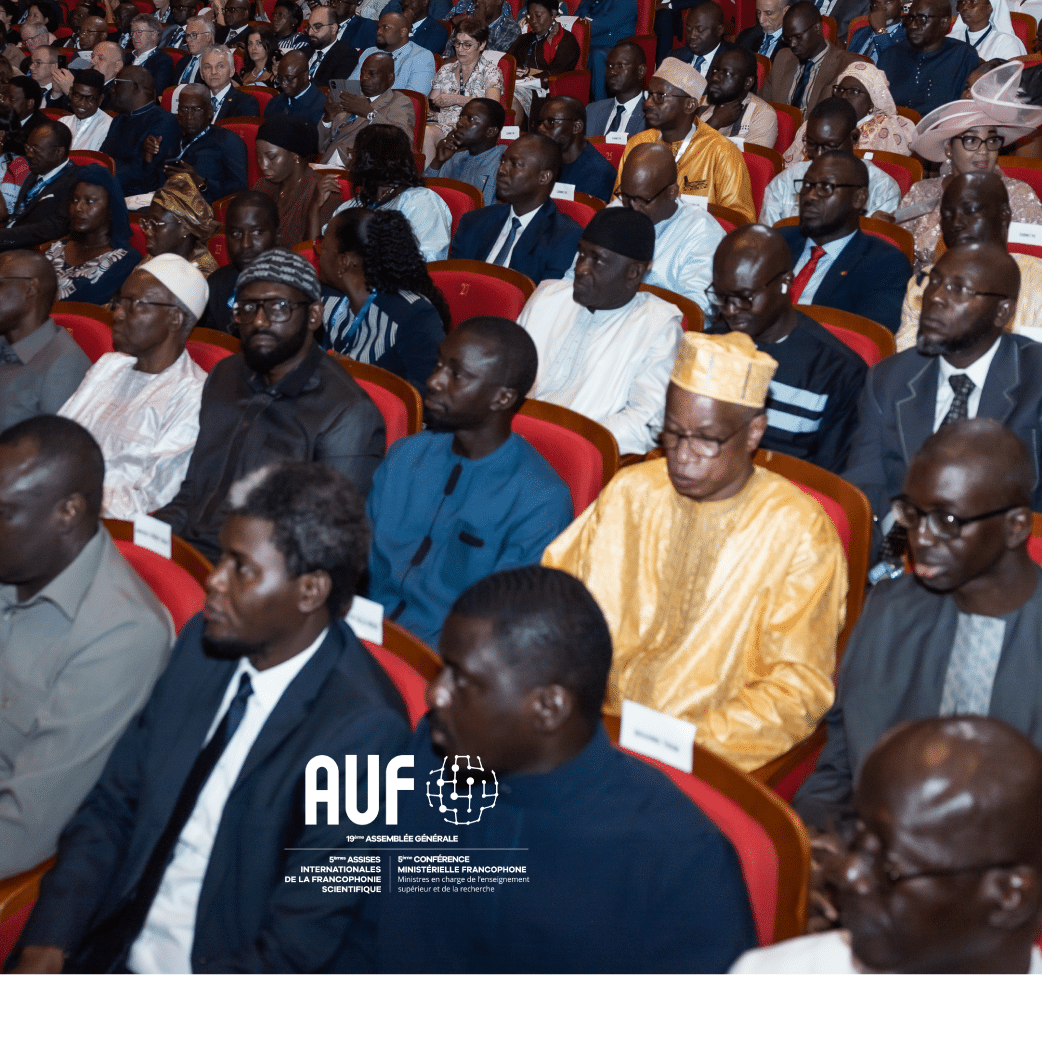 Je vois deux personnes assises à une table, apparemment en train d'avoir une conversation sérieuse. La personne à gauche est un homme, et la personne à droite est une femme. Ils semblent être engagés dans une discussion professionnelle. Il y a des documents et des stylos sur la table. La femme semble concentrée et attentive.